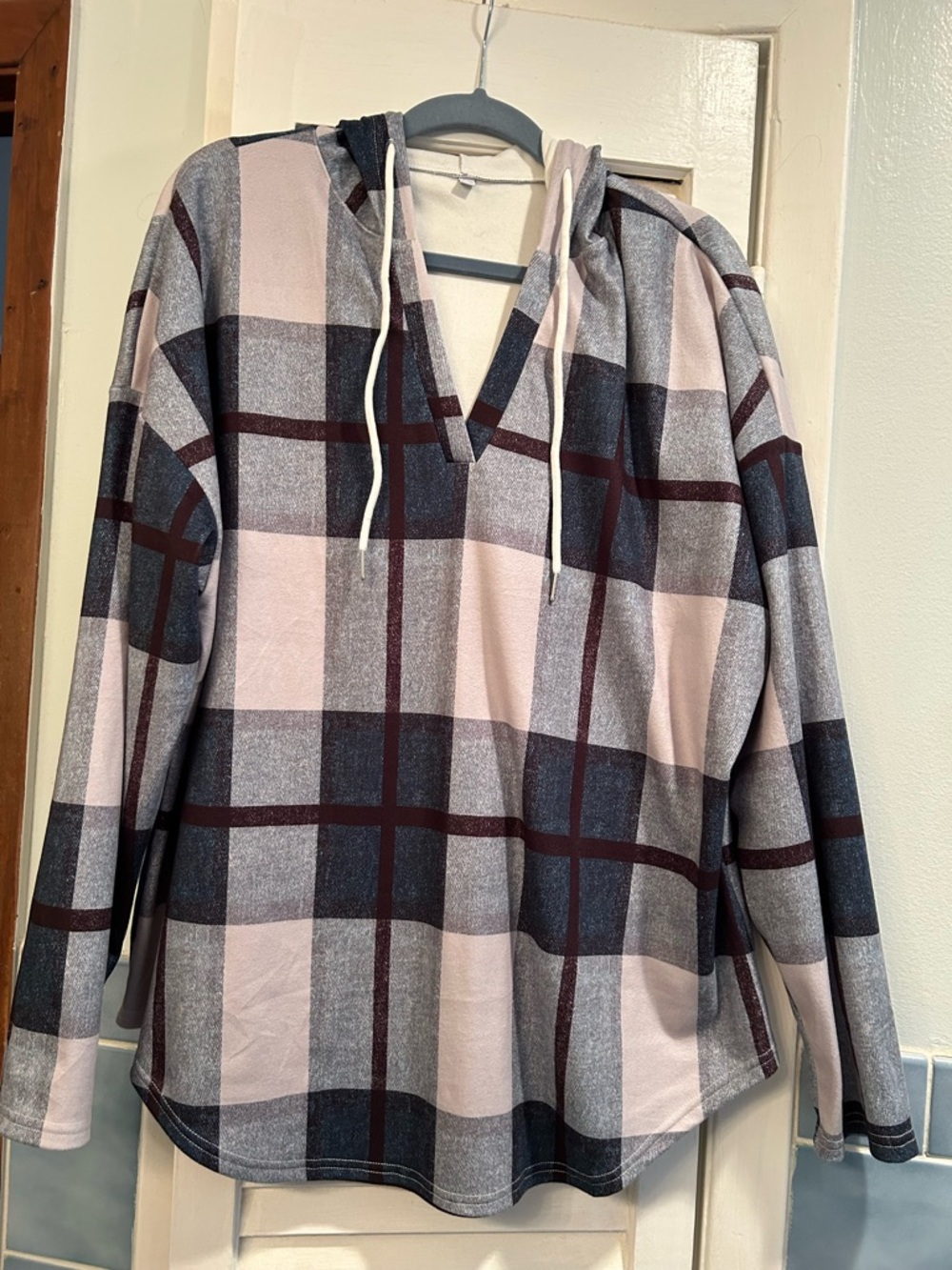 NWOT. Plaid Hooded V-Neck Casual Top - Navy & Black 2X